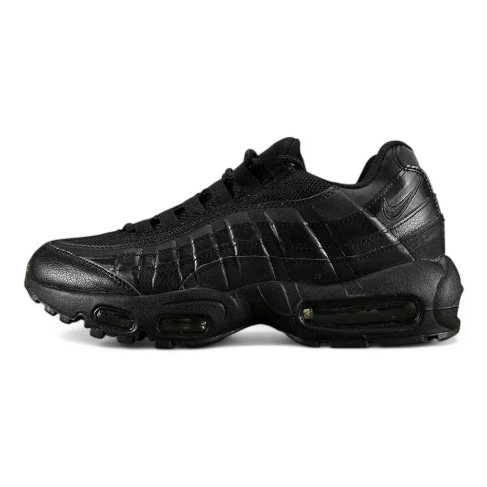 Air Max 95 Essential Triple Black - Toe Box Detail