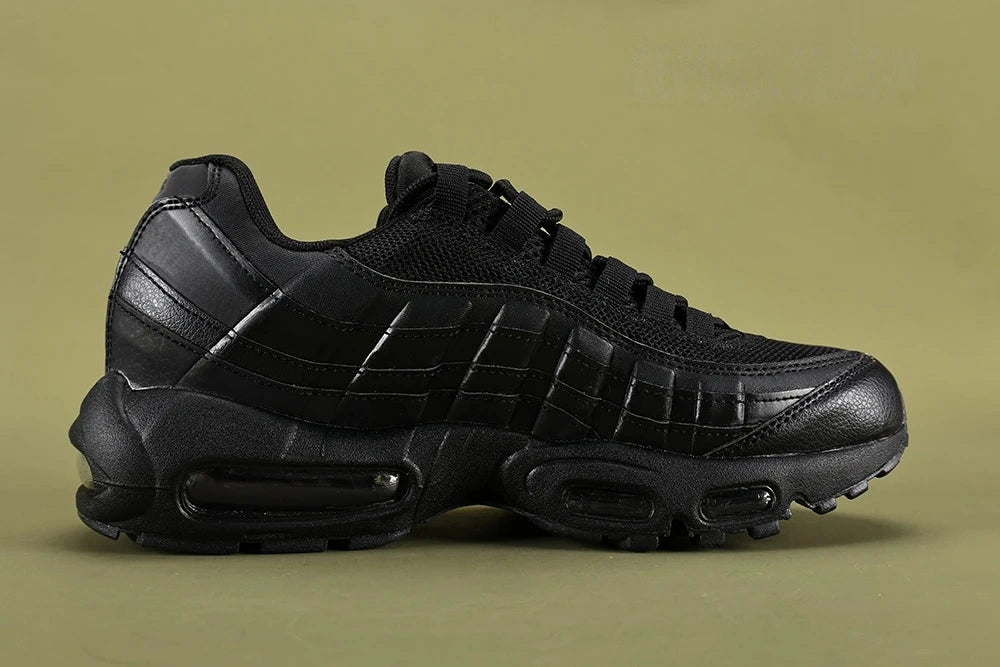 Air Max 95 Essential Triple Black - Tongue Detail