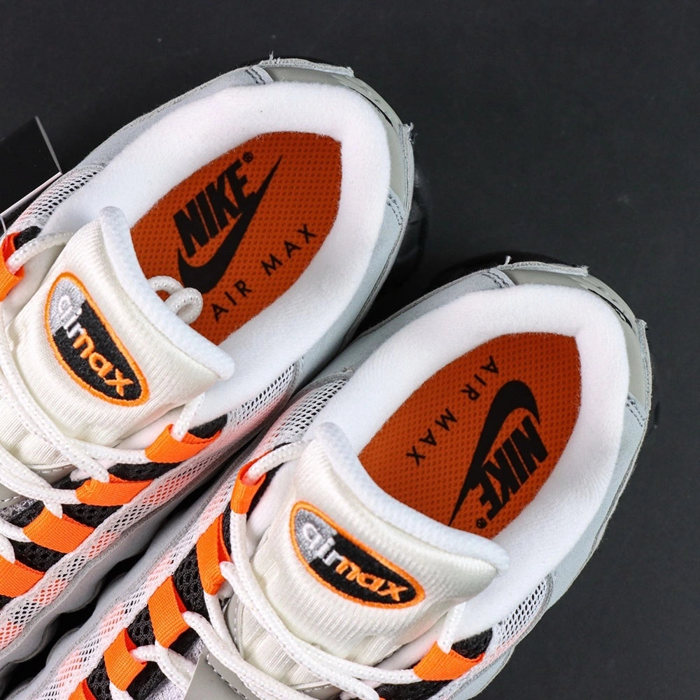 Air Max 95 OG Bright Mandarin 2025 - Heel Pair View