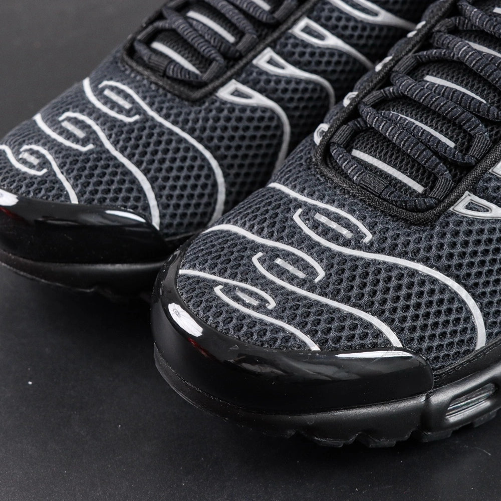 Air Max Plus Premium Black Metallic Silver 2024 - Tongue and Insole Top Down Detail with Black Air Badge and Yellow Tn Air Badge