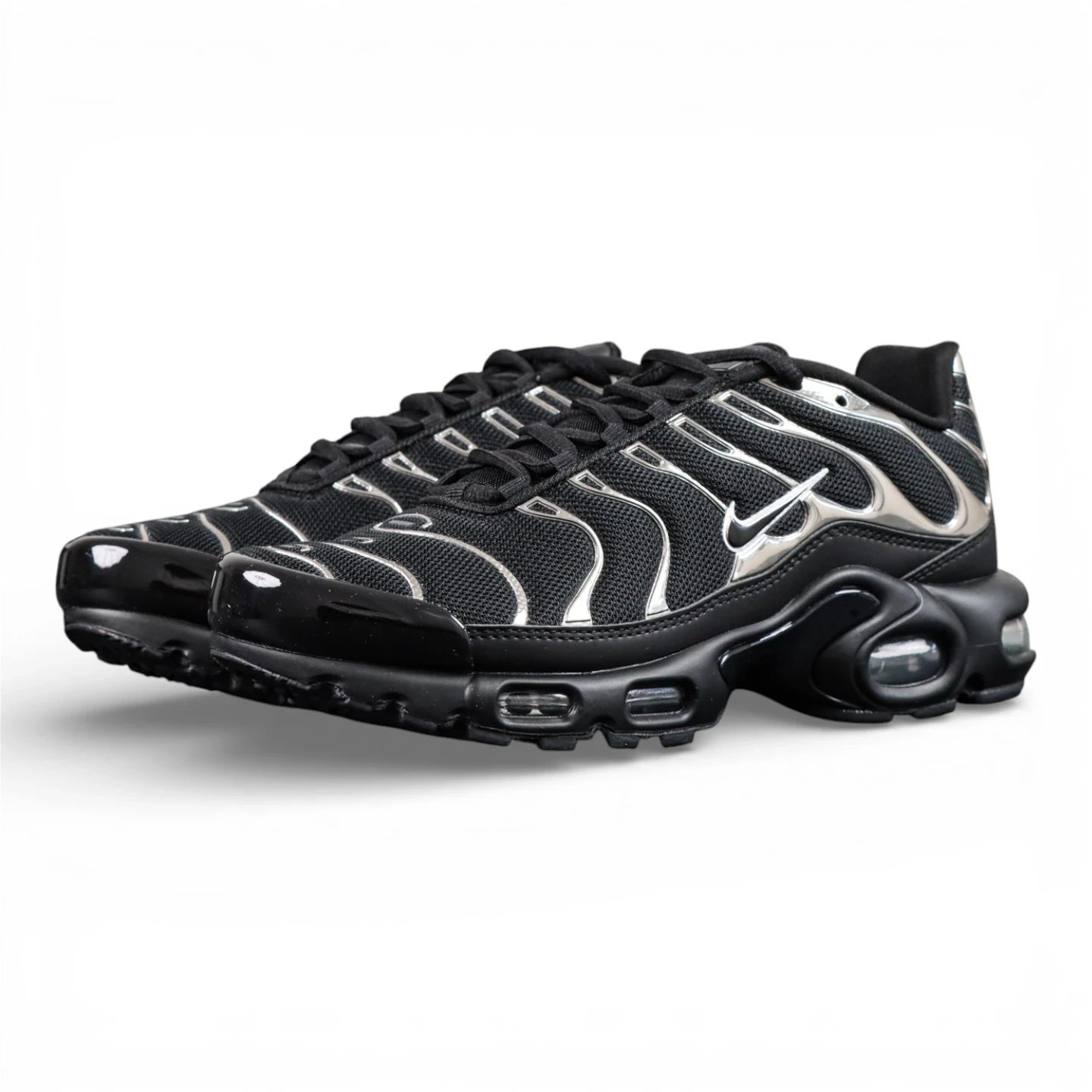 Air Max Plus SE Black Chrome Silver 2024 - Pair Top Down View Showing Chrome Silver Wave Panels on Dark Background