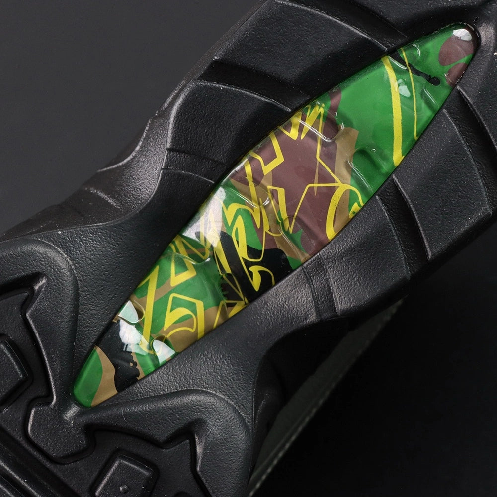 Corteiz x Air Max 95 SP Gutta Green - Heel Spine Close Up Showing Volt Corteiz Cursive Script Embroidery on Army Green Leather and Camo Collar Lining on Dark Background